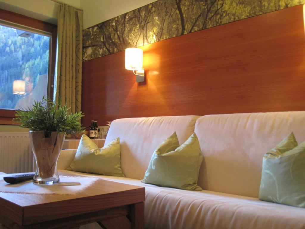 Hotel Garni Romantika Sankt Leonhard im Pitztal Szoba fotó