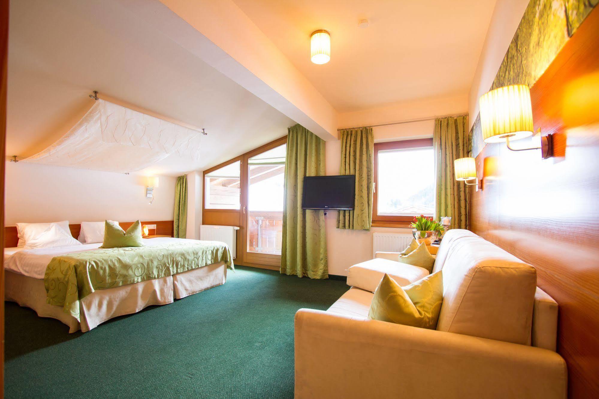 Hotel Garni Romantika Sankt Leonhard im Pitztal Kültér fotó
