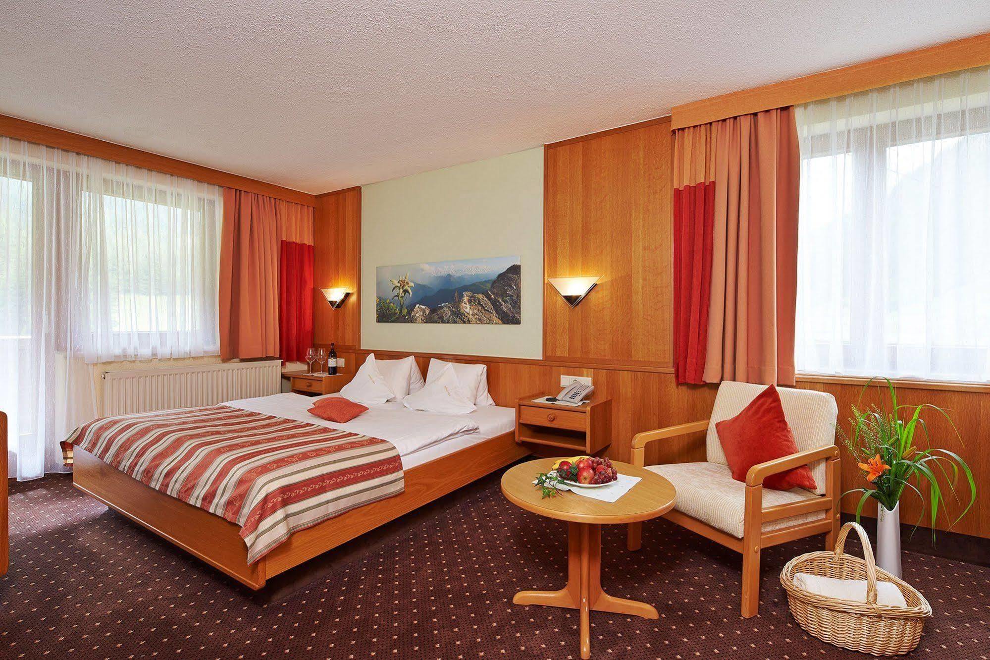 Hotel Garni Romantika Sankt Leonhard im Pitztal Kültér fotó